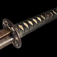 <em>Tsuka</em> et <em>Tsuba</em> (détail du <em>wakisashi Amis de l'hiver</em>)