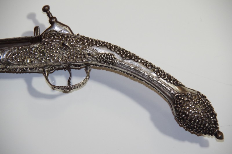 Pistolet oriental (détail de la contre-platine).jpg