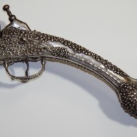 Pistolet à silex en argent et fer (détail de la contre-platine et de la crosse)