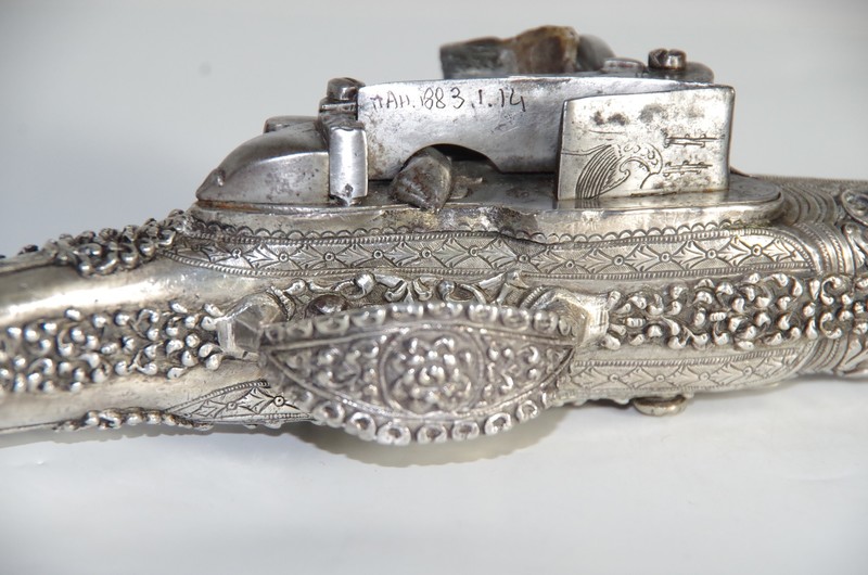 Pistolet oriental (détail du pontet de sous-garde).jpg