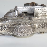 Pistolet à silex en argent et en fer (détail du pontet de sous-garde)