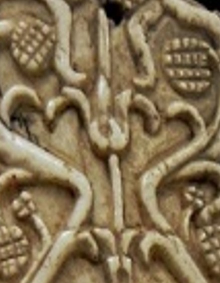Détail fleur de lys (bouterolle de fourreau).jpg