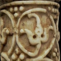 Rinceaux végétaux (détail de la bouterolle de fourreau en ivoire)