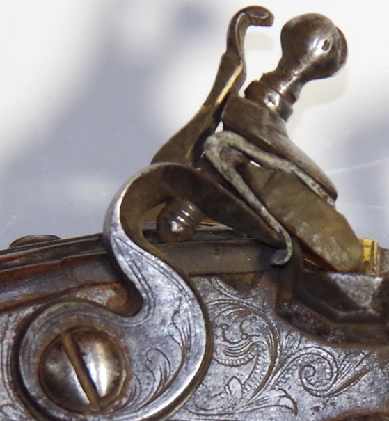 Chien (détail du pistolet à silex de marine)