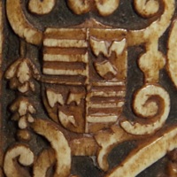 1<sup>er</sup> blason (détail de la poire à poudre saint Michel)