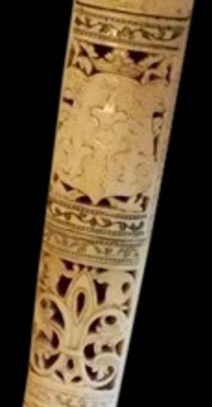 Détail fleur de lys (fourreau dague).jpg