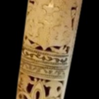 Détail des fleurs de lys (fourreau de la dague de chasse)
